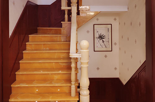 长岛中式别墅室内汉白玉石楼梯的定制安装装饰效果